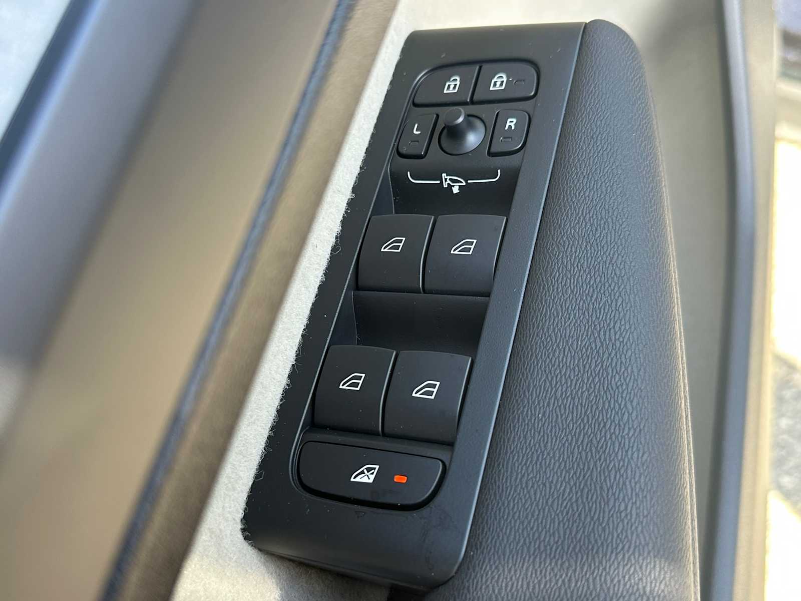 2025 Volvo XC40 Plus - Photo 21