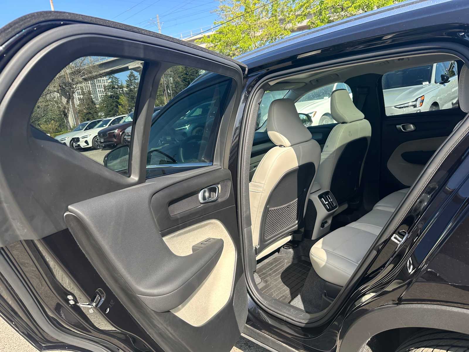 2025 Volvo XC40 Plus - Photo 16