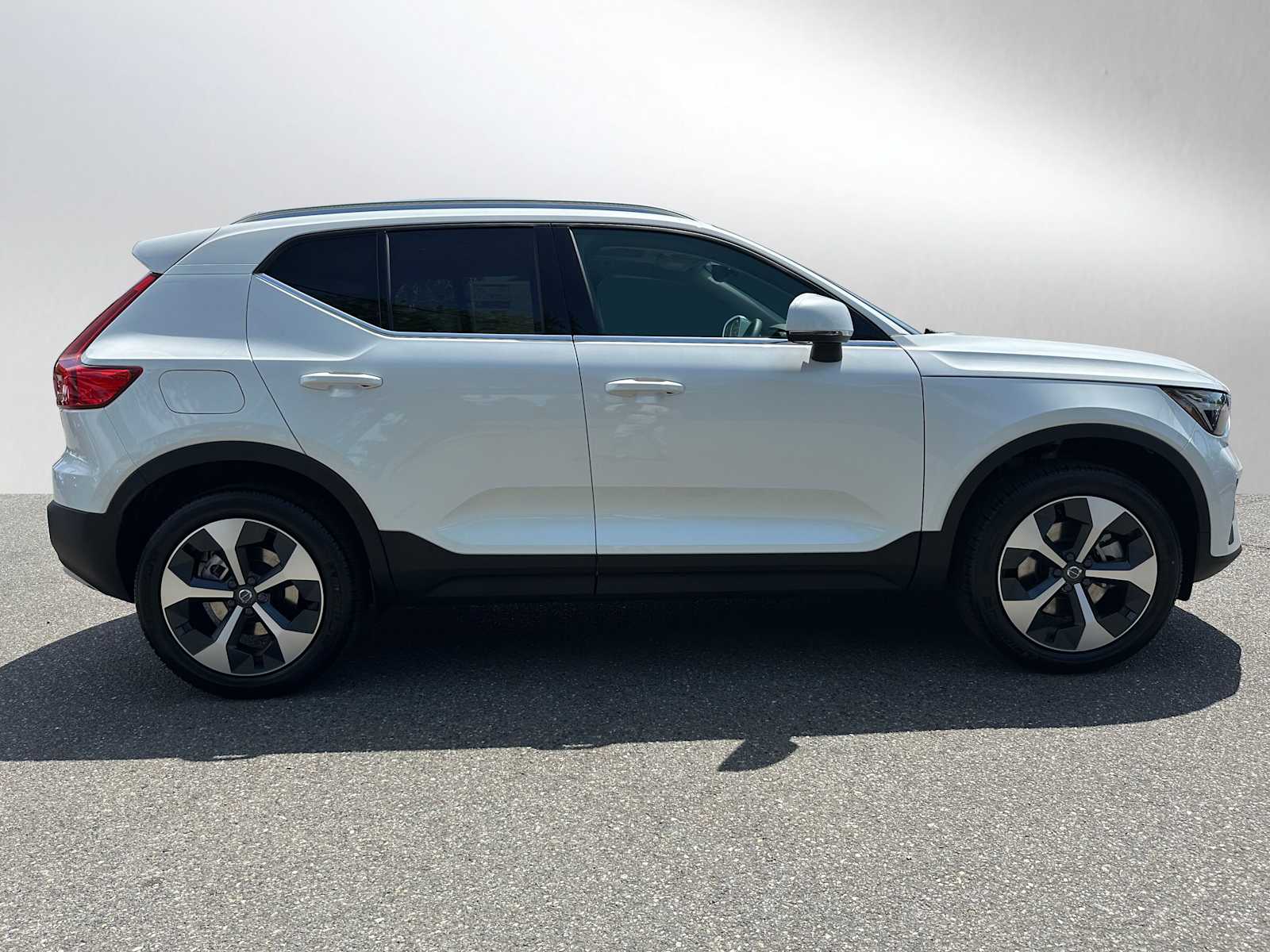 2025 Volvo XC40 Core photo 2