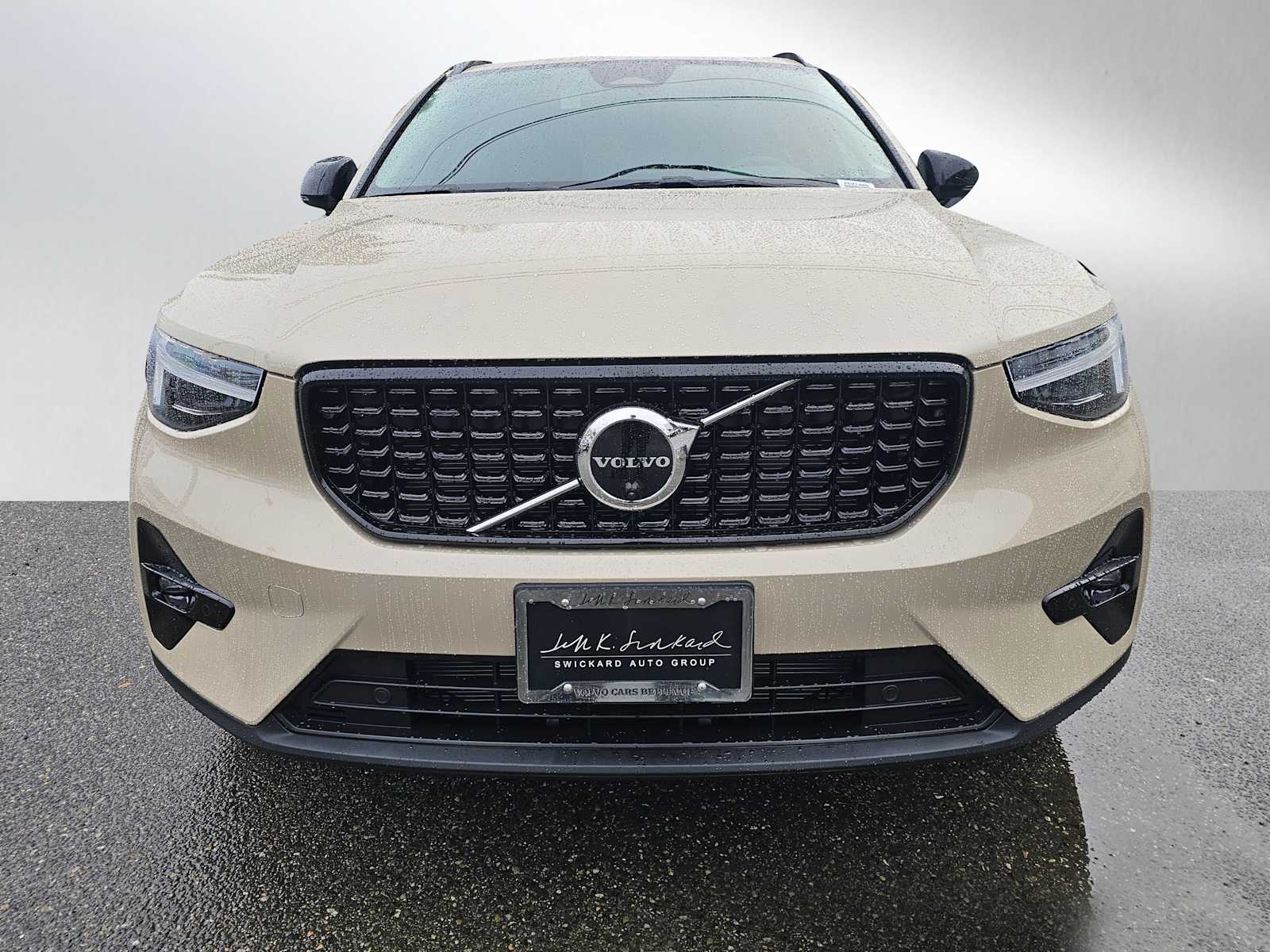 2025 Volvo XC40 photo 2