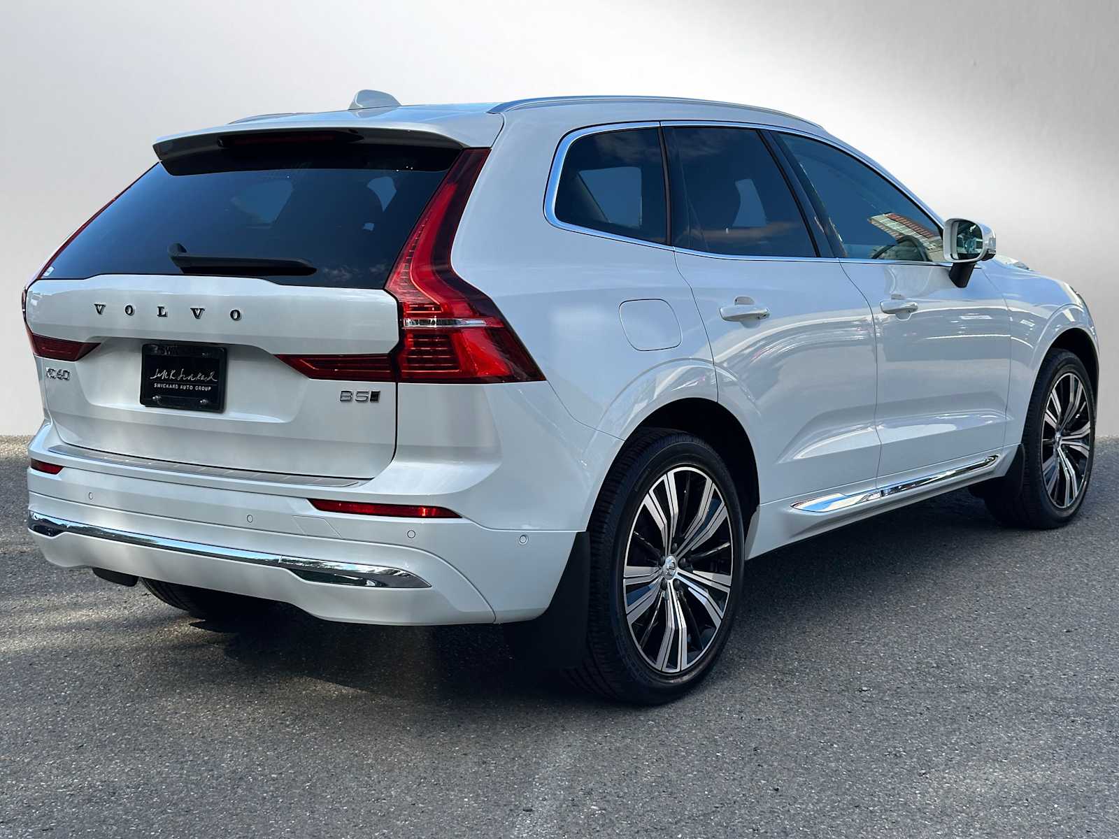 2023 Volvo XC60 B5 Ultimate photo 3