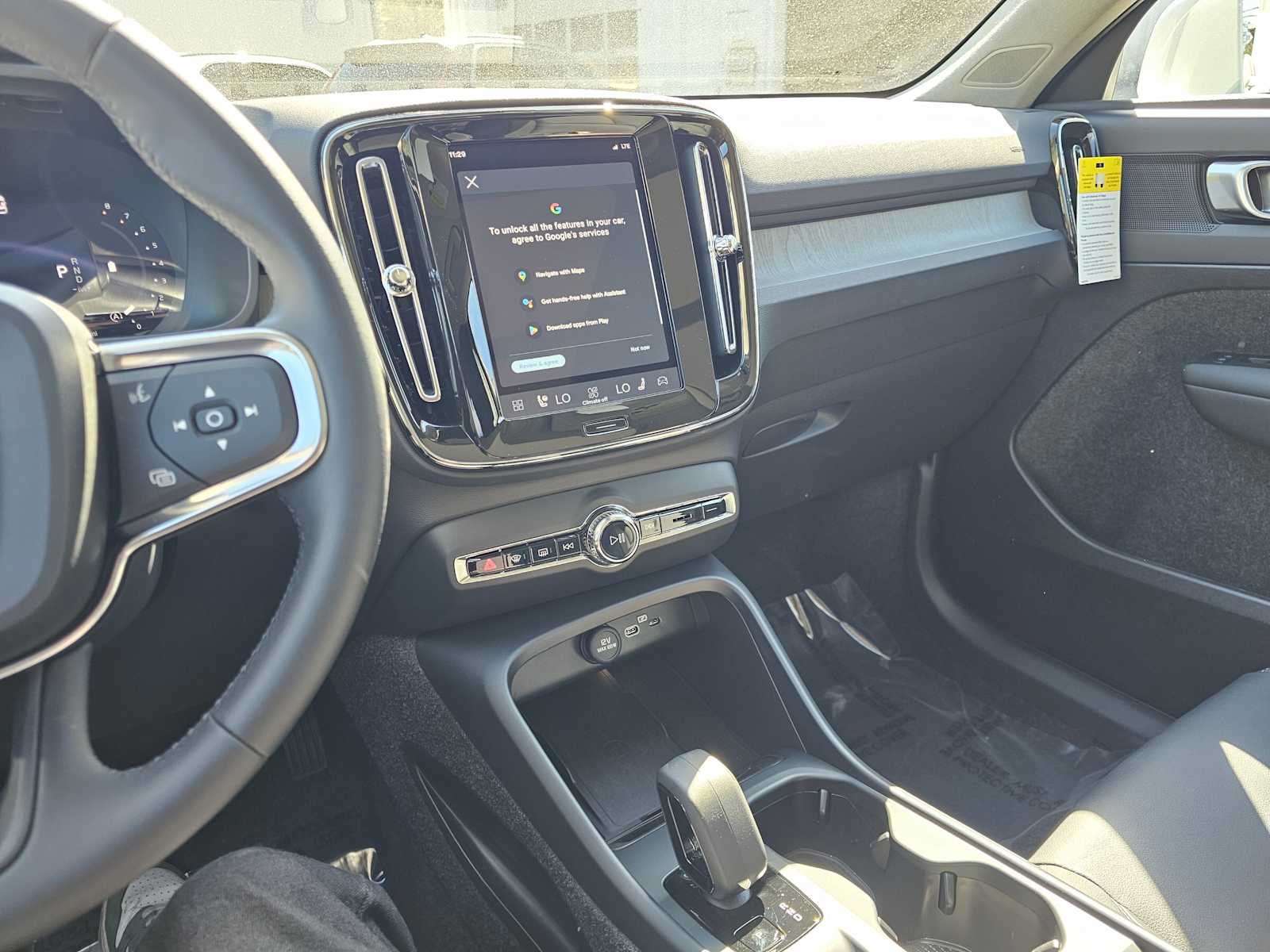 2025 Volvo XC40 Core - Photo 28