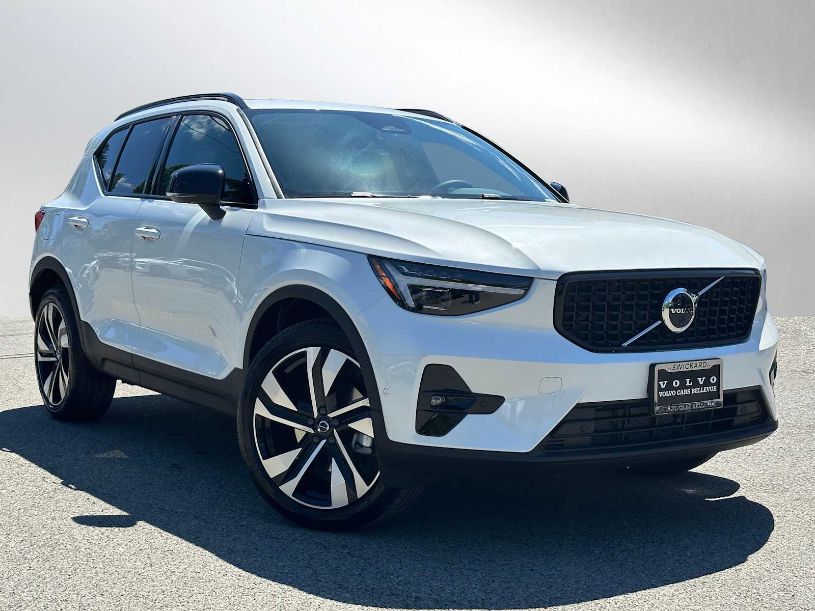 2026 Volvo XC40 B5 Plus Dark AWD's photo
