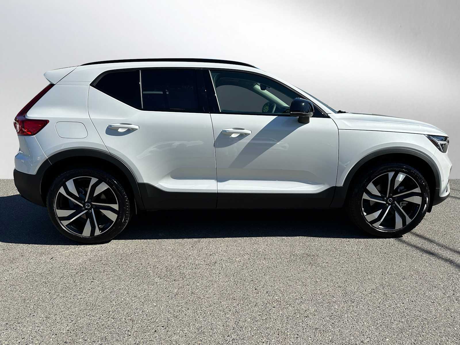 2025 Volvo XC40 photo 2