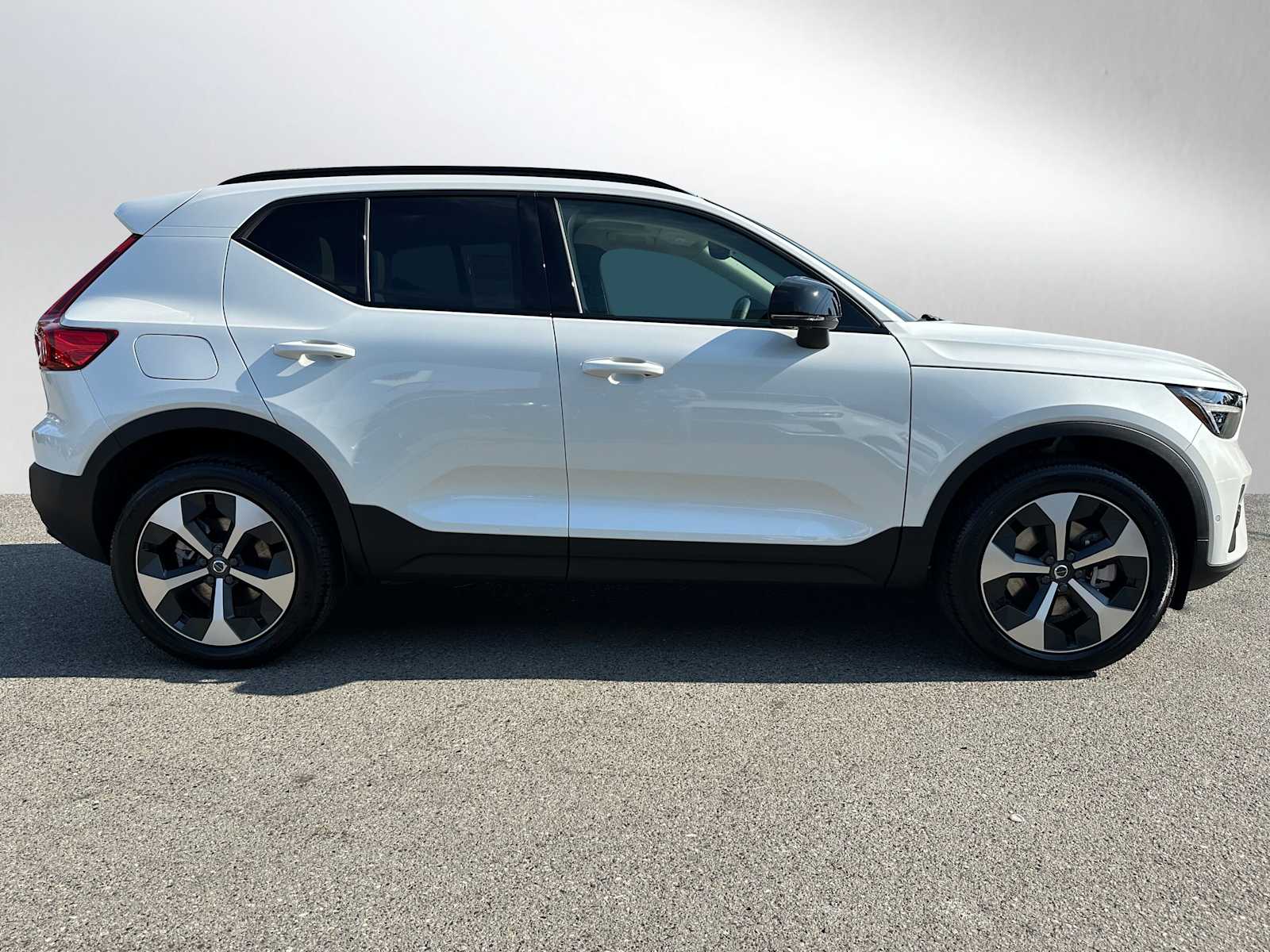 2026 Volvo XC40 Plus photo 2