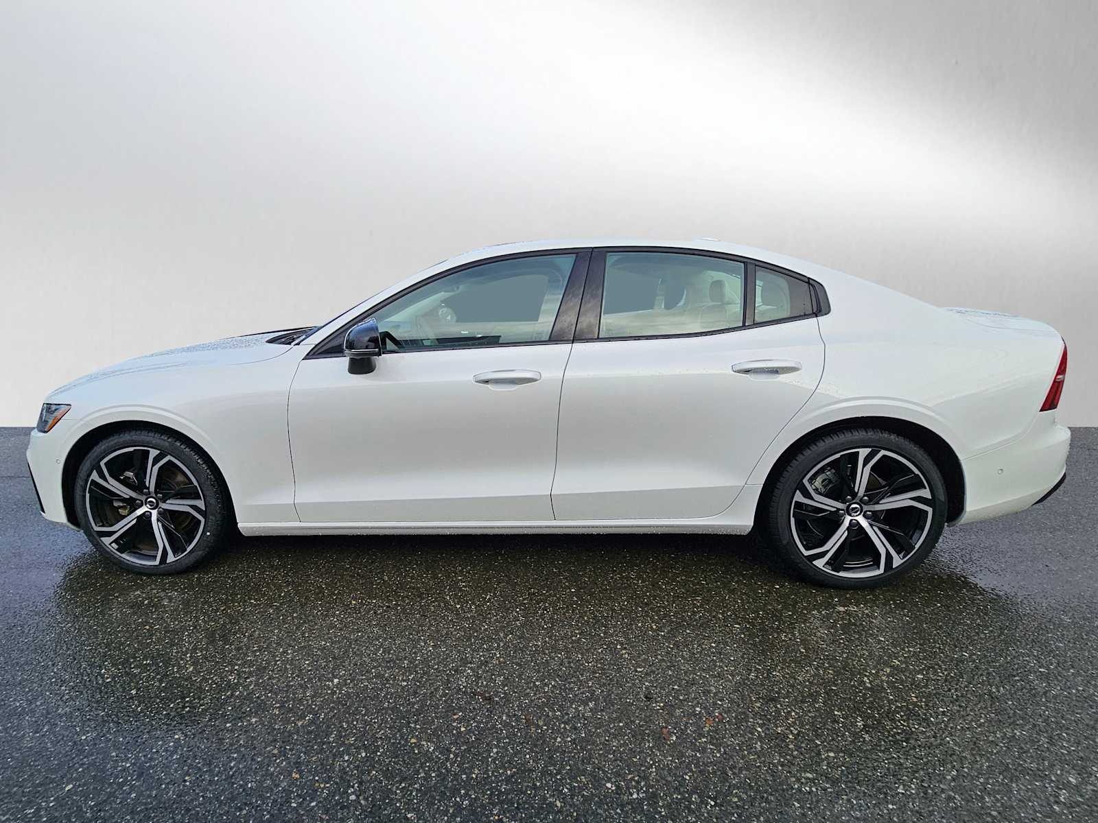 2024 Volvo S60 B5 Plus photo 2