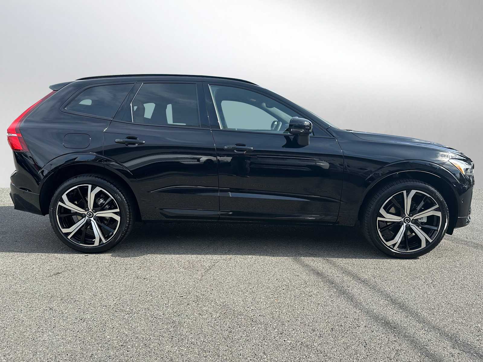2025 Volvo XC60 B5 photo 2