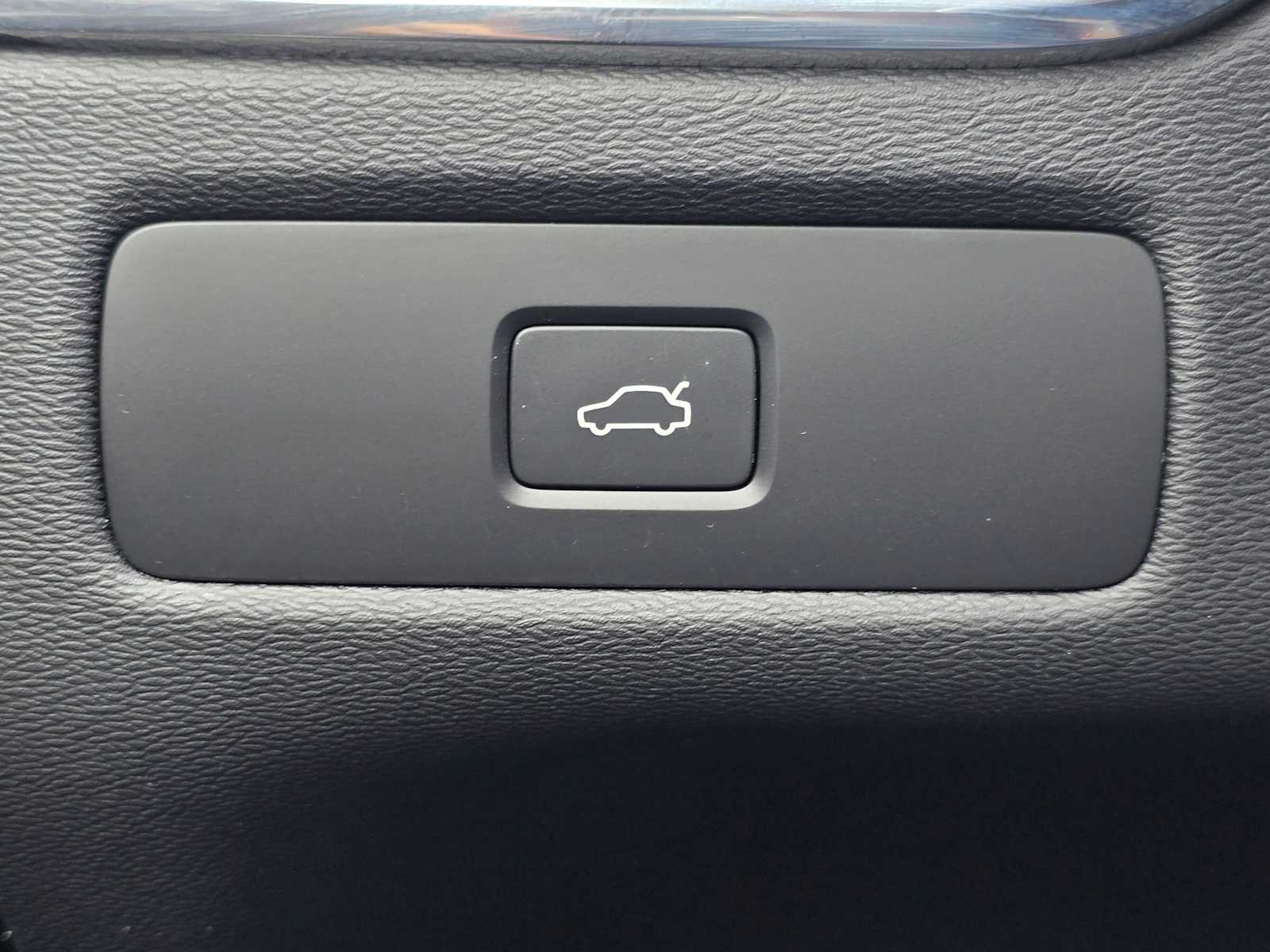 2026 Volvo XC60 Plus - Photo 33