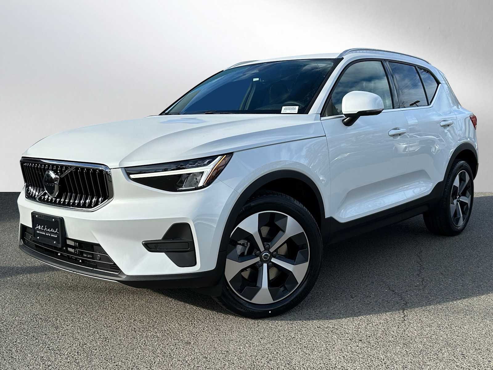 2025 Volvo XC40 Core photo 2