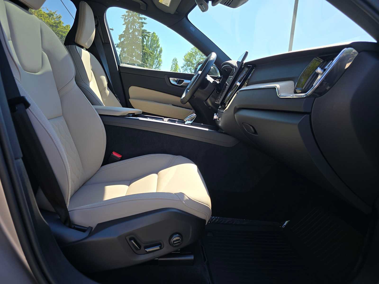 2026 Volvo XC60 Plus - Photo 10