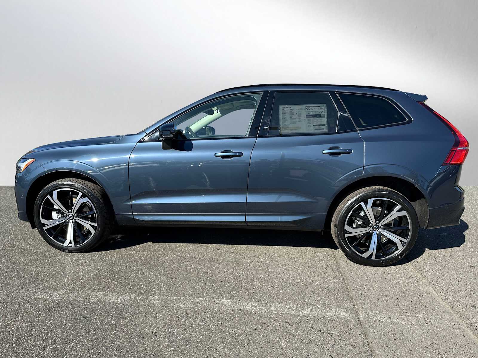 2025 Volvo XC60 B5 photo 2