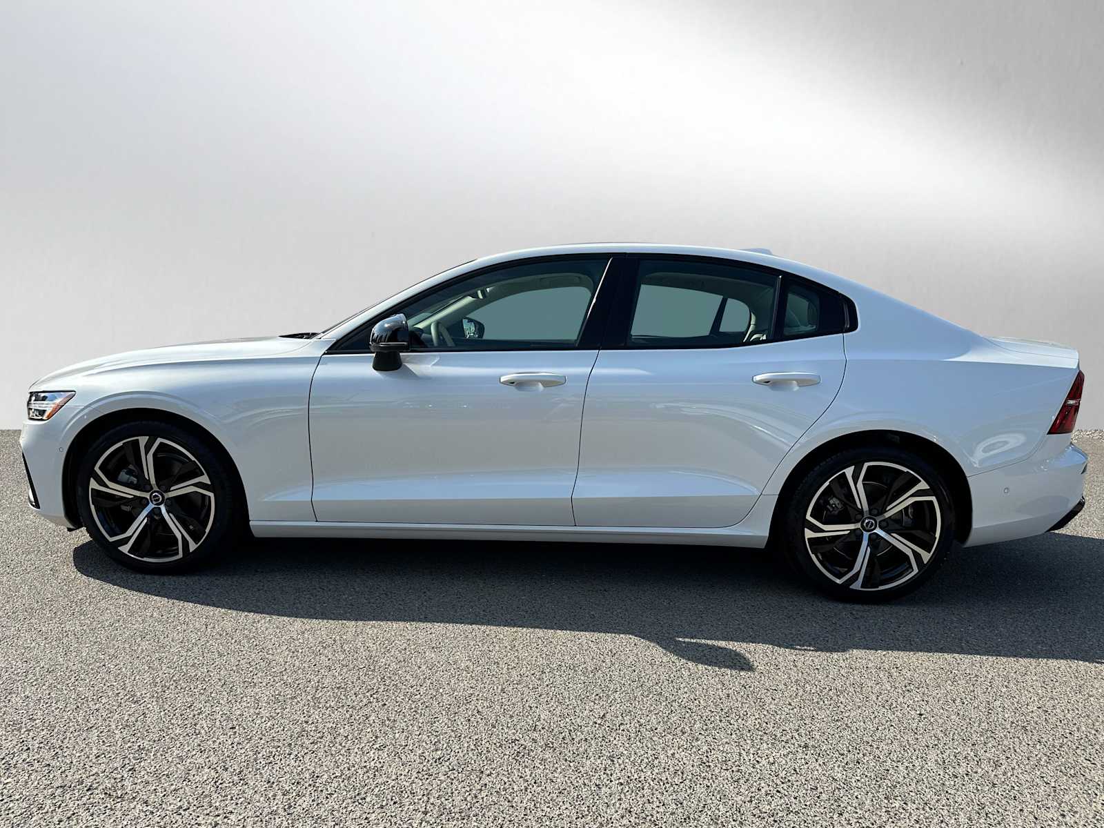 2024 Volvo S60 B5 Plus photo 4