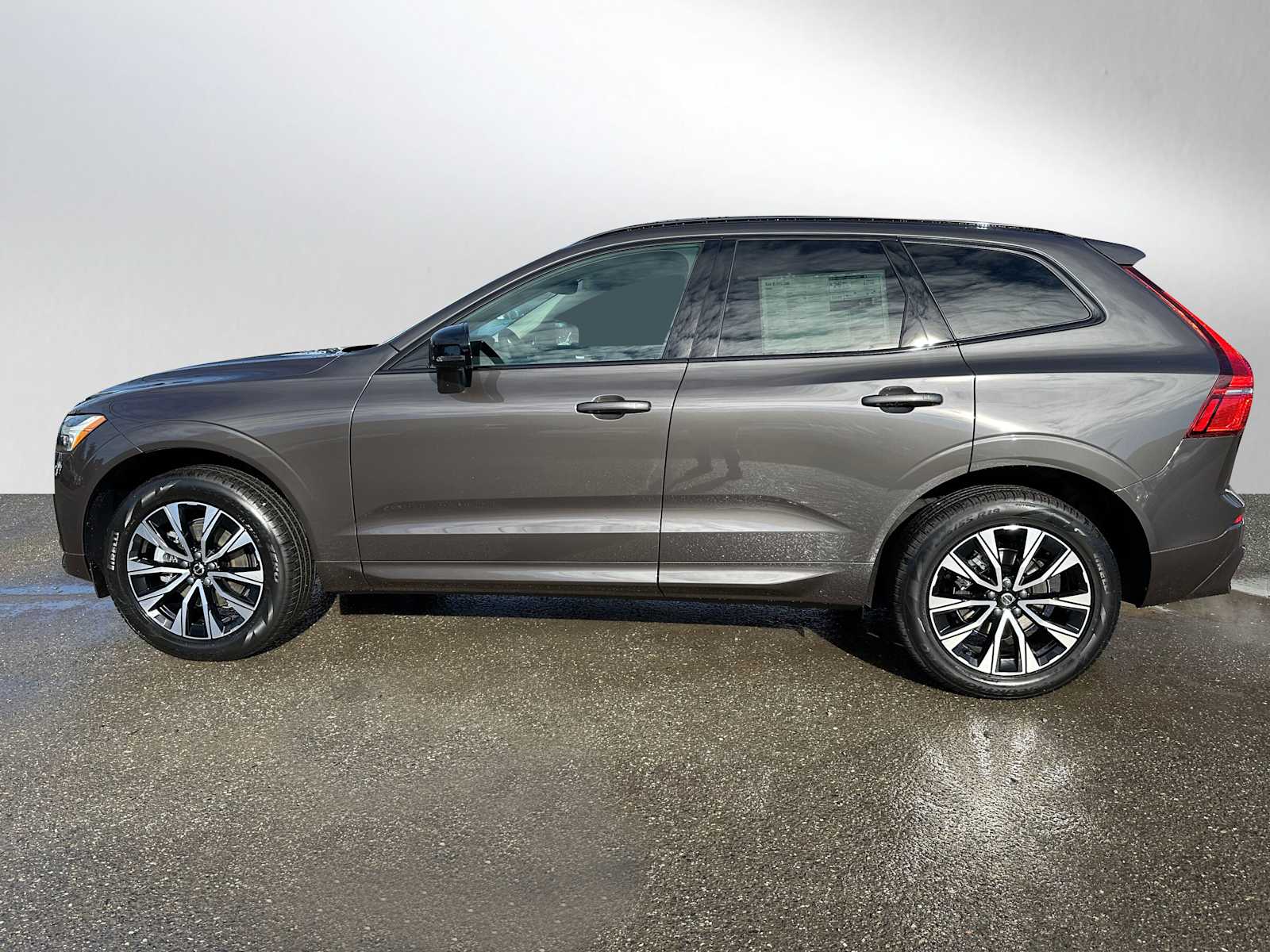 2025 Volvo XC60 B5 Core photo 2