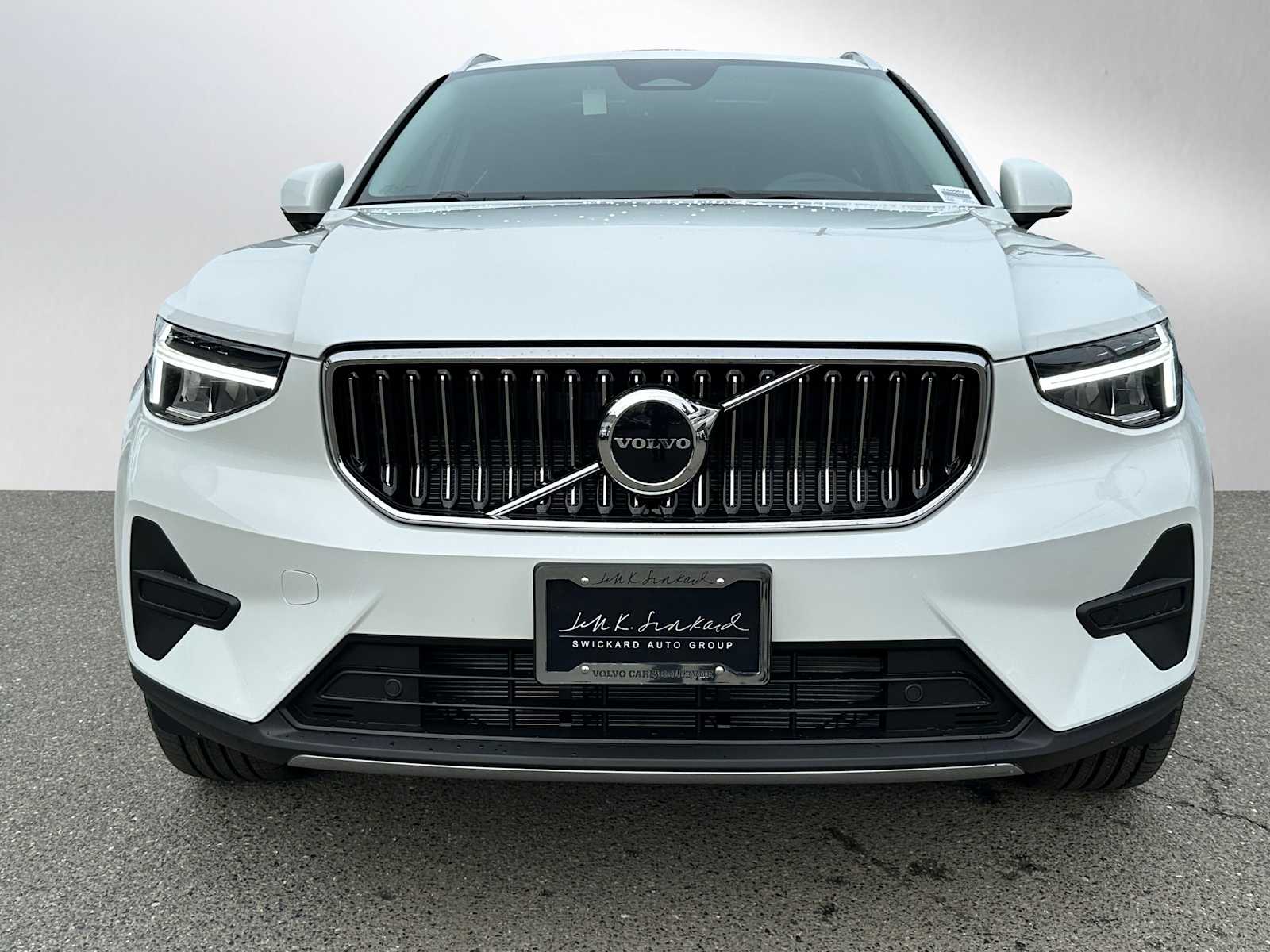 2025 Volvo XC40 Core photo 2