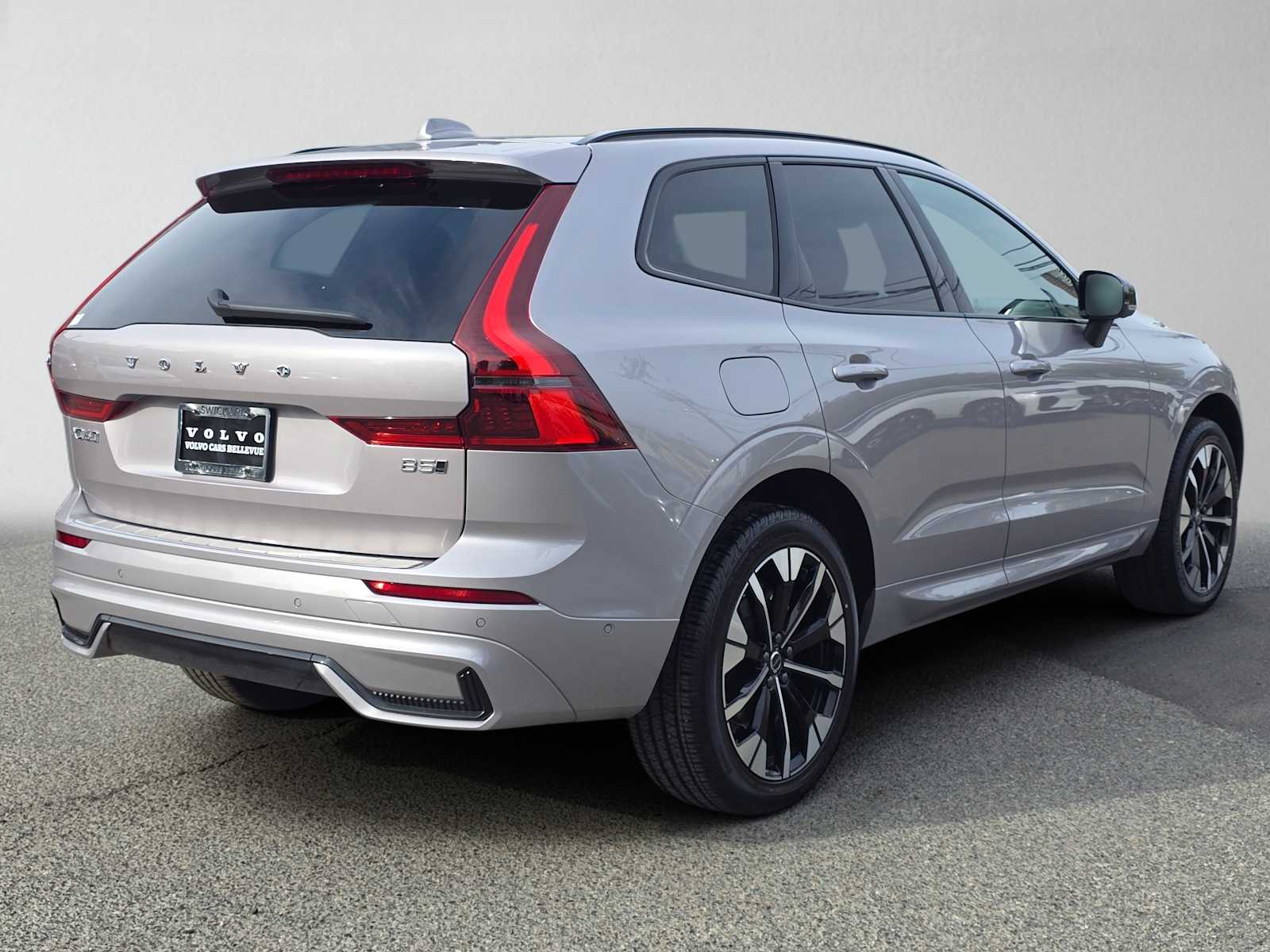 2026 Volvo XC60 Plus - Photo 3