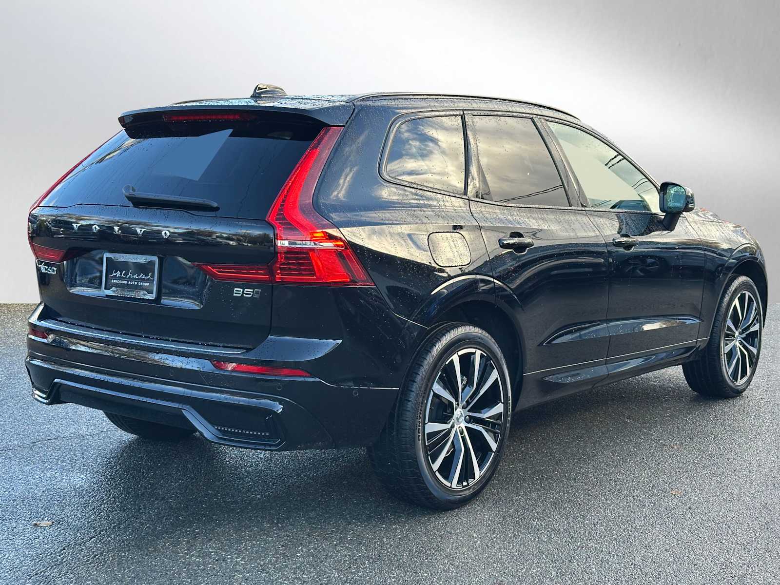 2025 Volvo XC60 B5 Plus photo 3