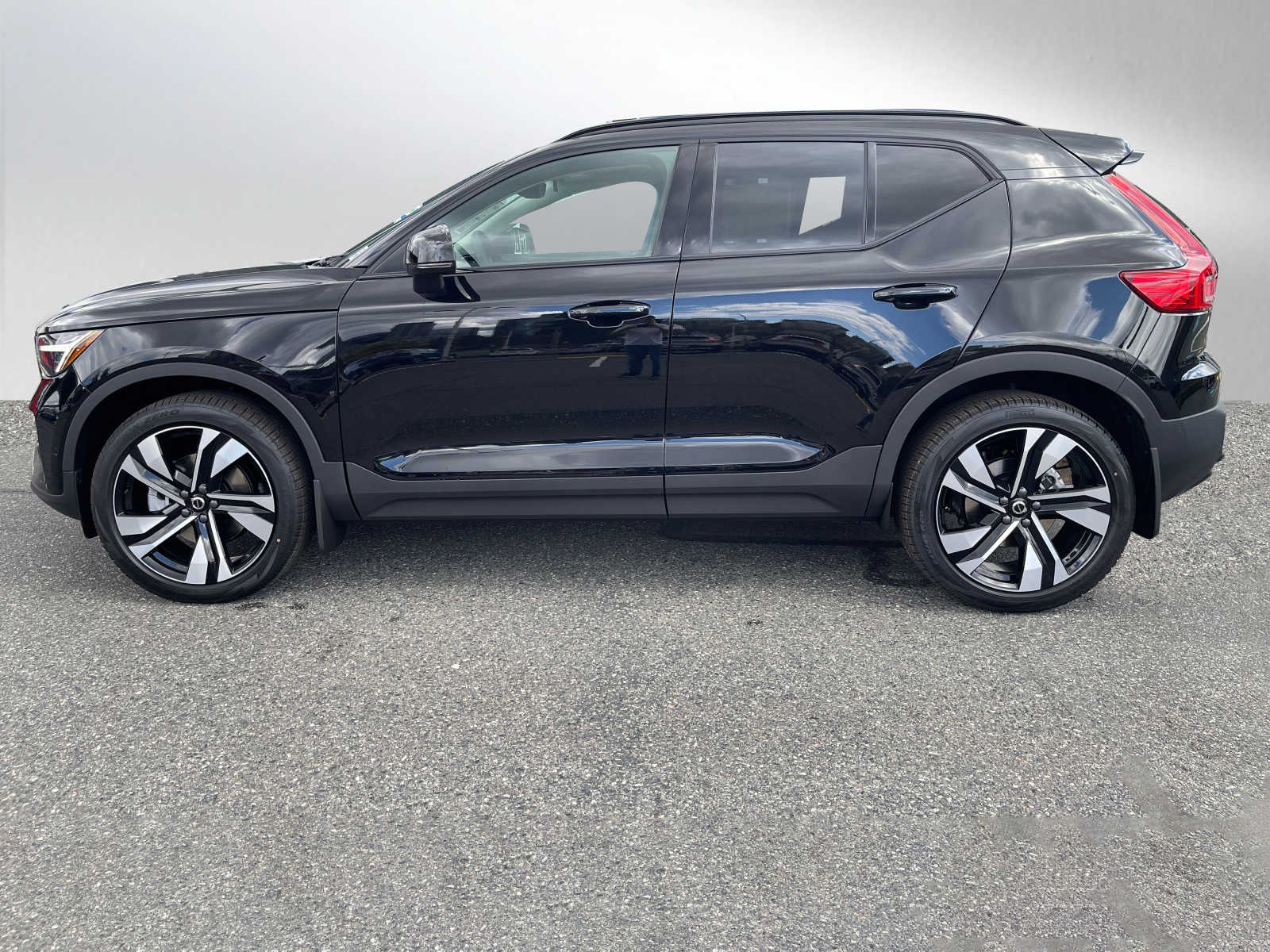 2023 Volvo XC40 AWD Ultimate photo 2