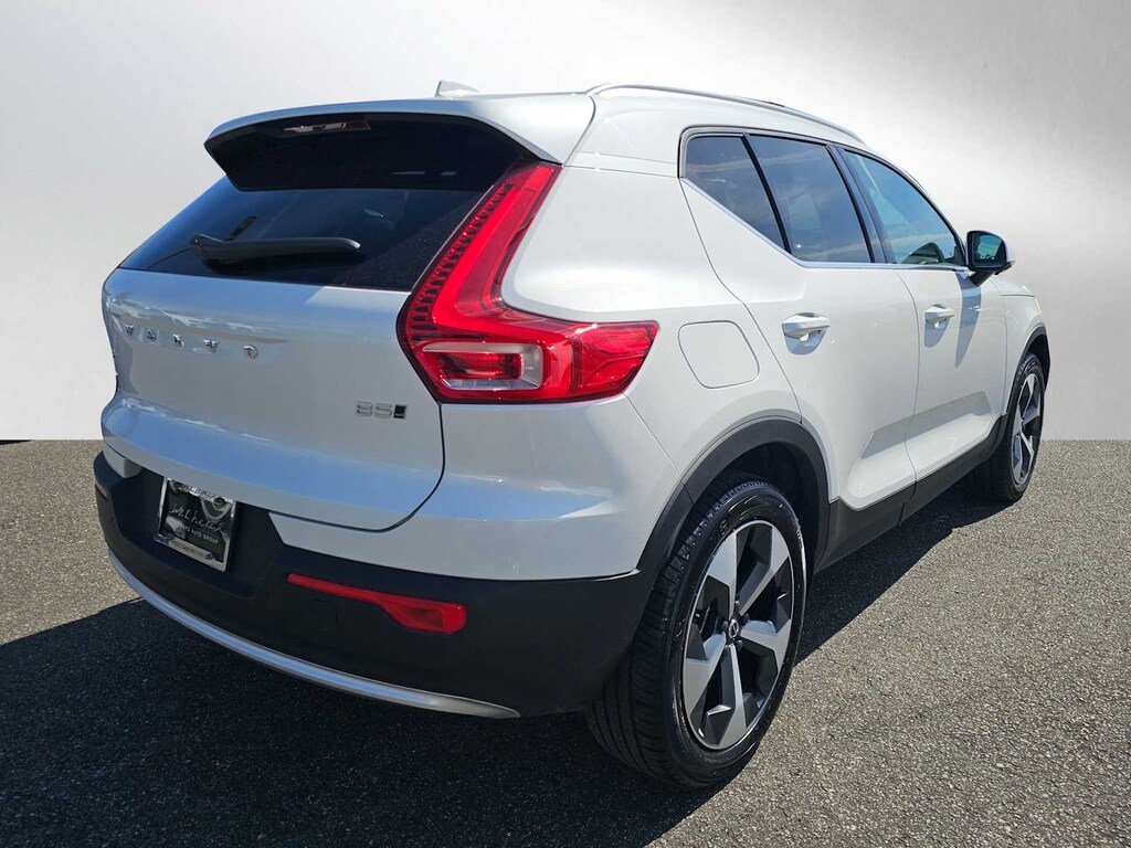 New 2025 Volvo XC40 B5 Core Bright Theme SUV