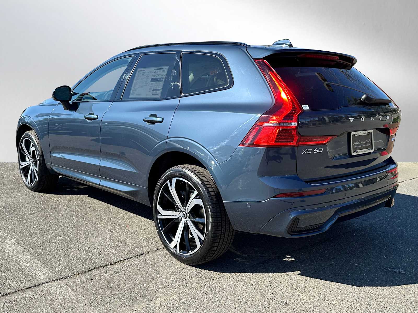 2025 Volvo XC60 B5 photo 3