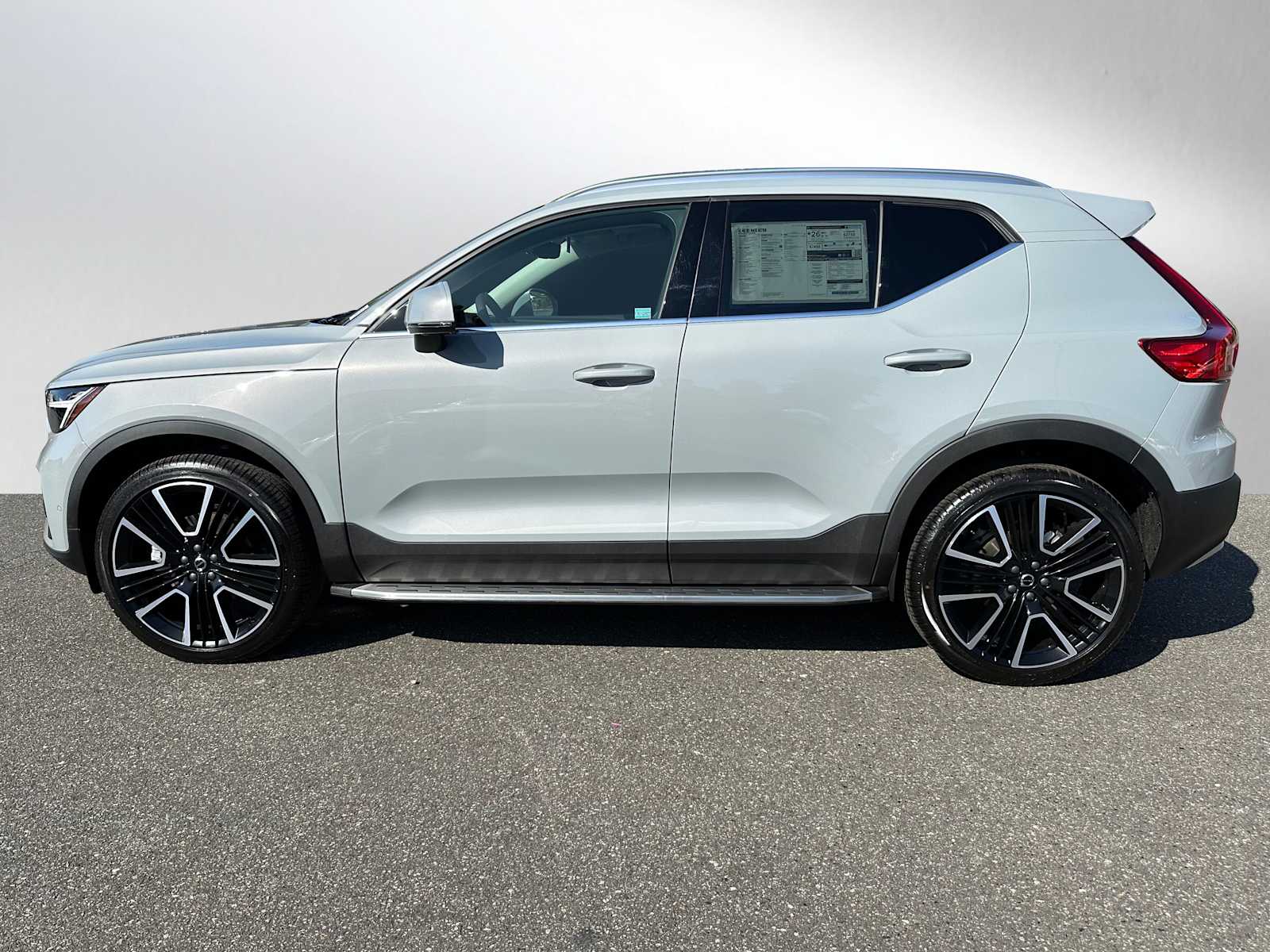 2025 Volvo XC40 photo 3