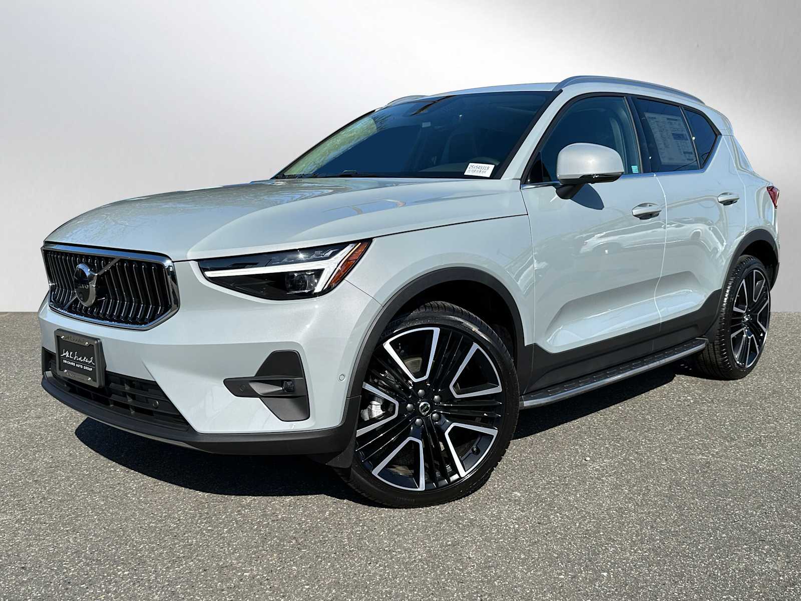 2025 Volvo XC40 photo 2