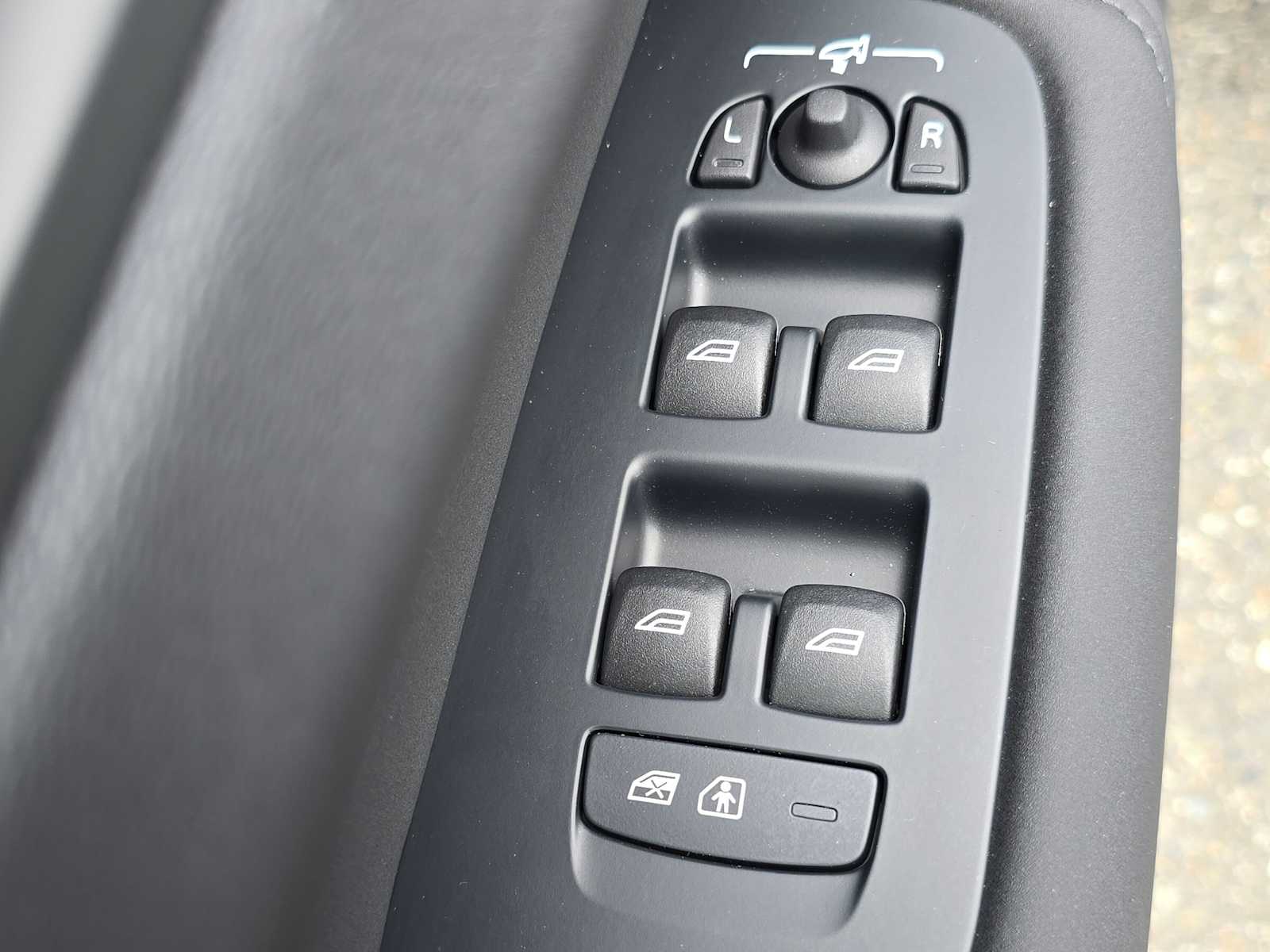 2026 Volvo XC60 Plus - Photo 21