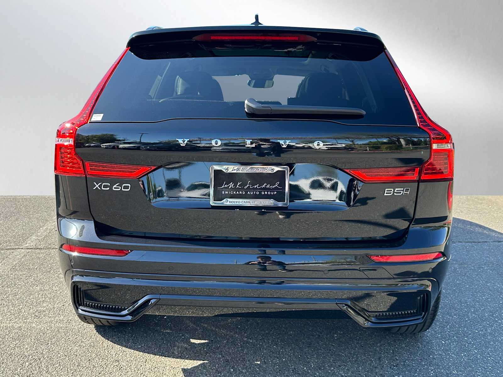 2025 Volvo XC60 B5 Core photo 4
