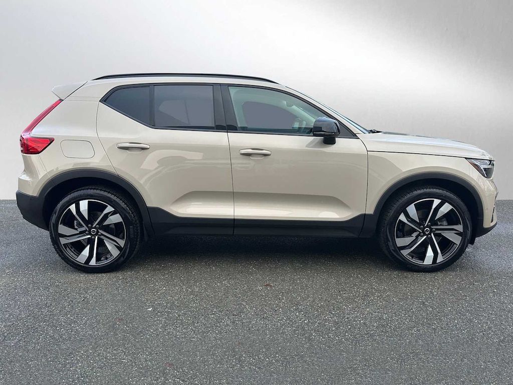 Used 2025 Volvo XC40 B5 Ultra Dark Theme SUV