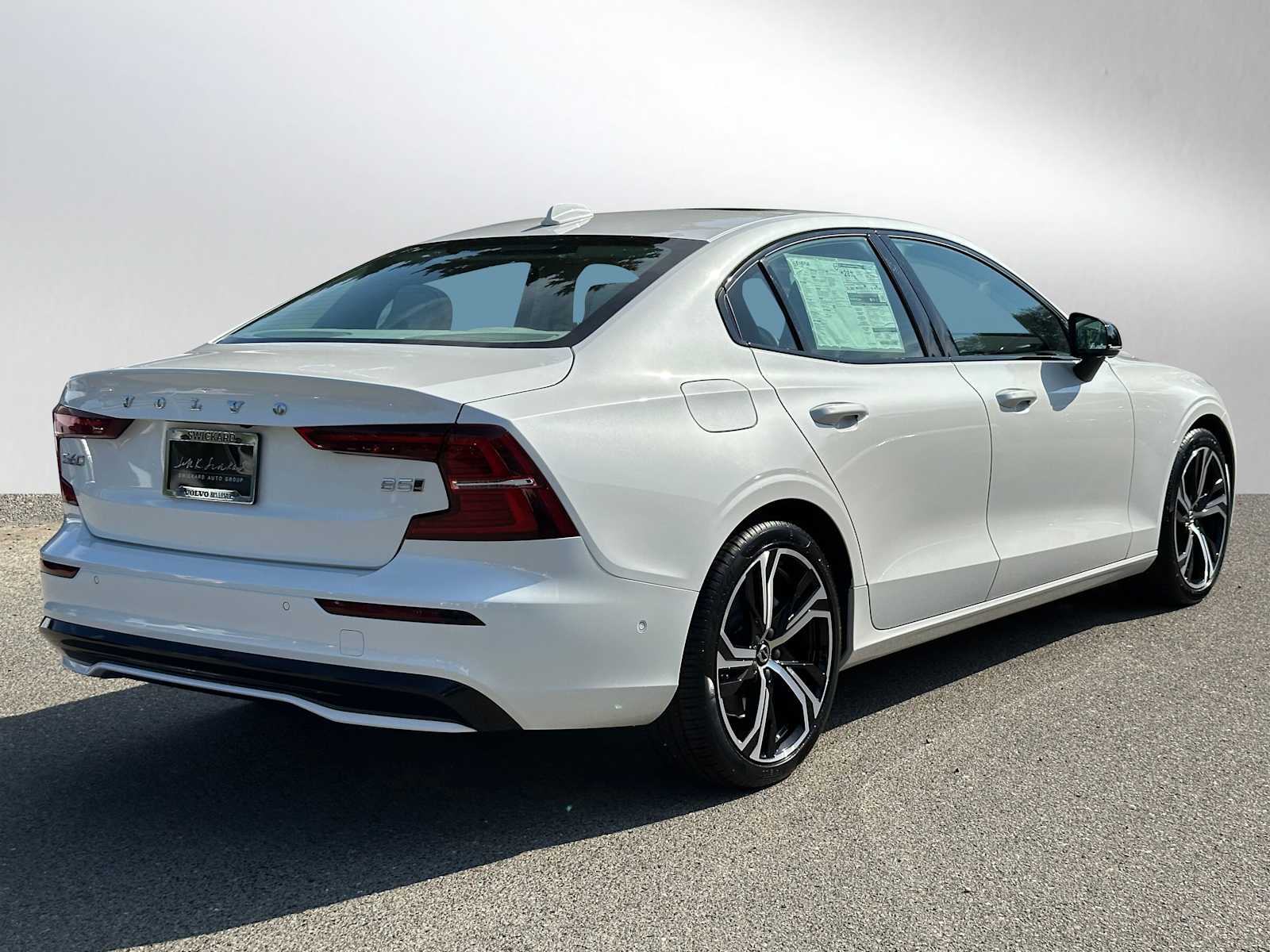 2024 Volvo S60 B5 Plus photo 3