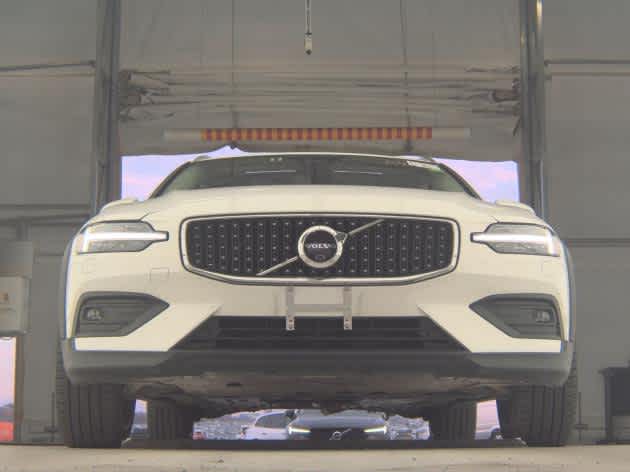 2025 Volvo V60 Cross Country B5 Plus photo 2