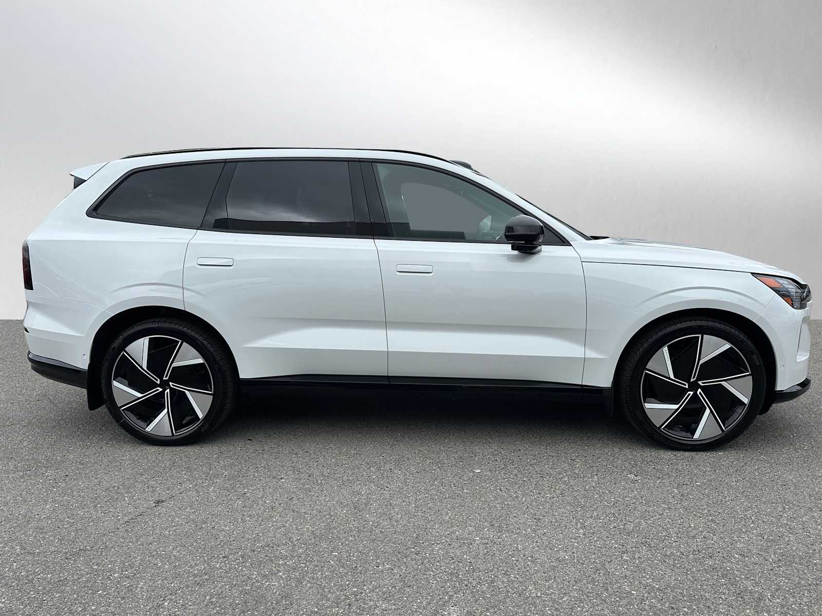 2025 Volvo EX90 Twin Motor Performance Ultra photo 2