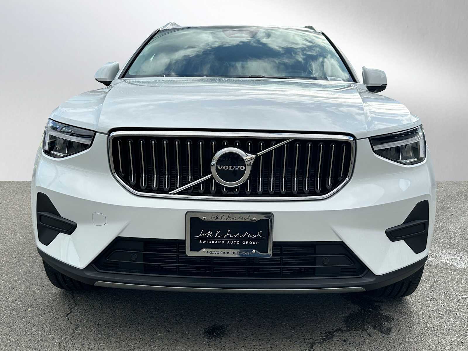 2025 Volvo XC40 Core photo 2