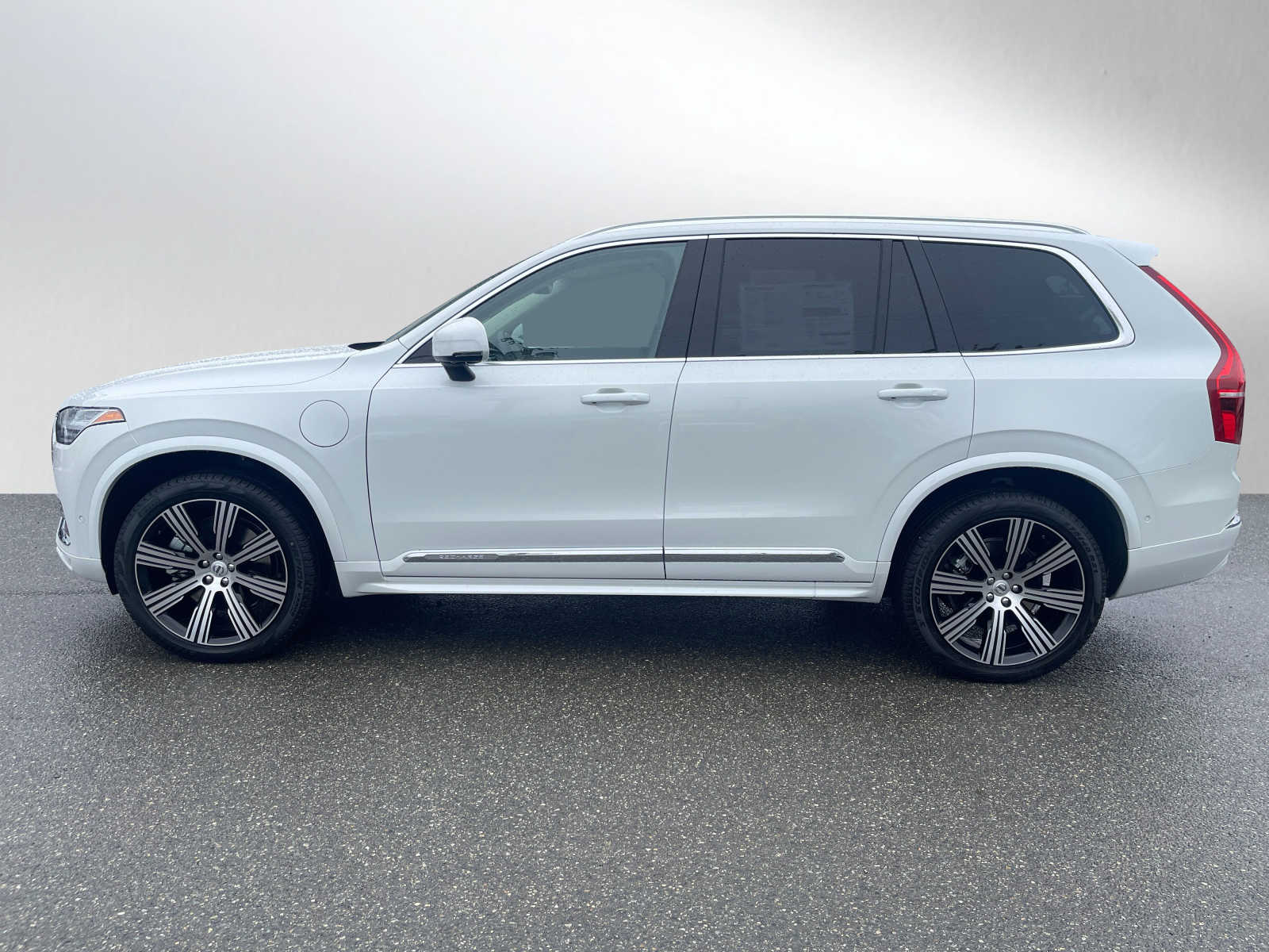 2024 Volvo XC90 T8 Plus photo 2