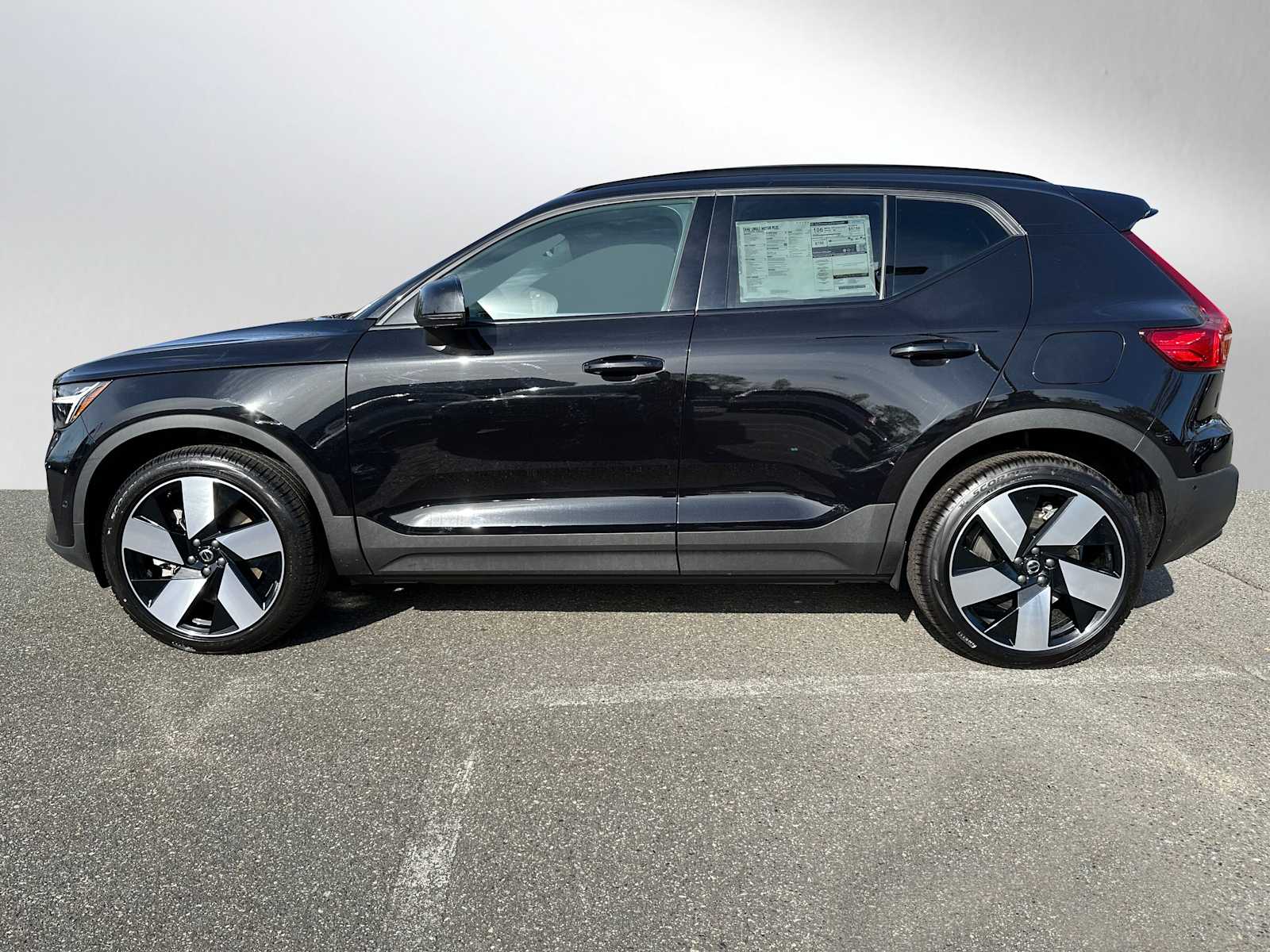 2025 Volvo EX40 Single Motor Plus photo 4