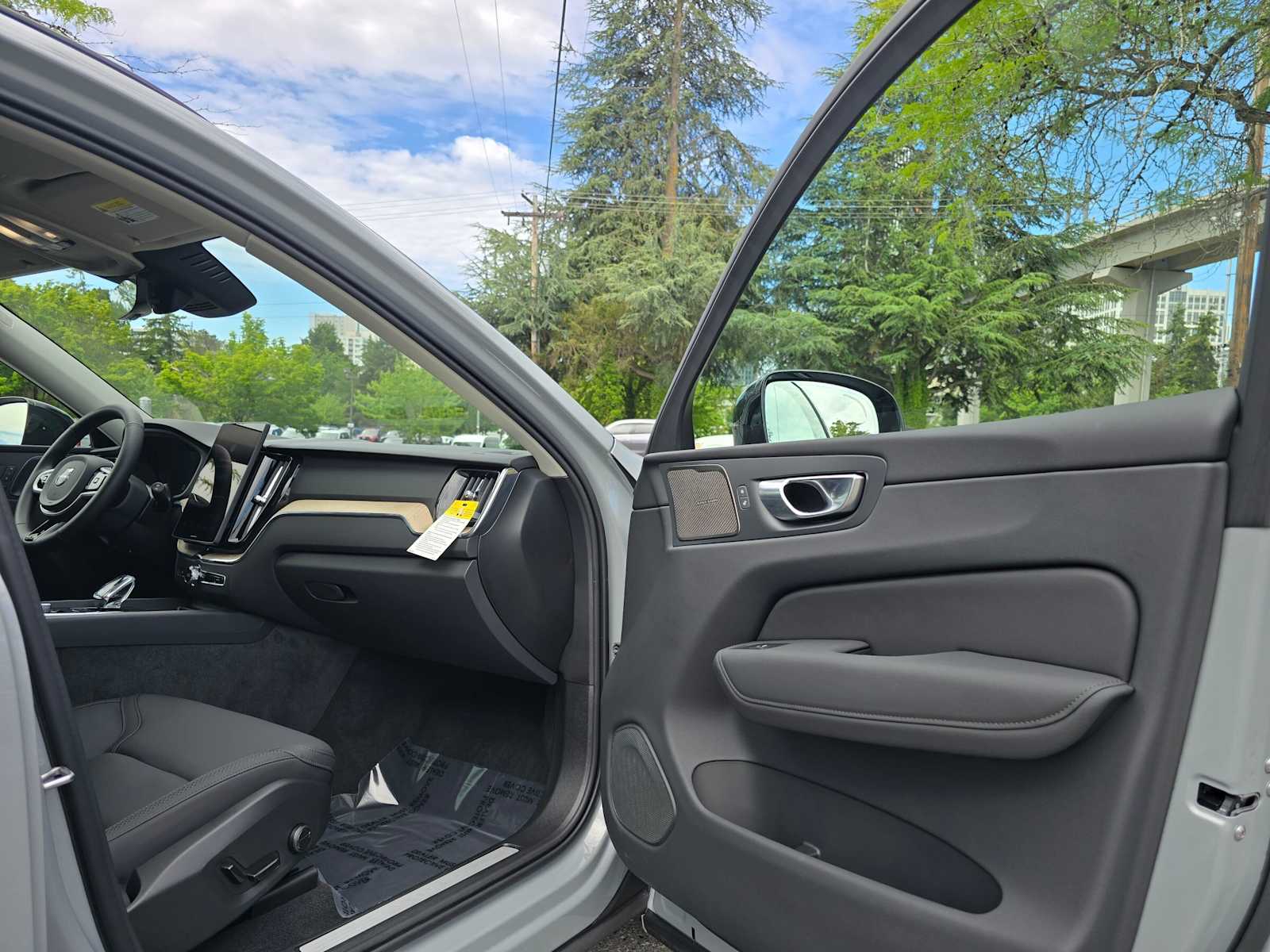 2026 Volvo XC60 Plus - Photo 11