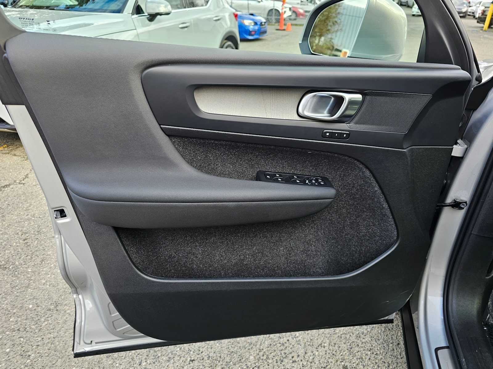 2025 Volvo XC40 Plus - Photo 26