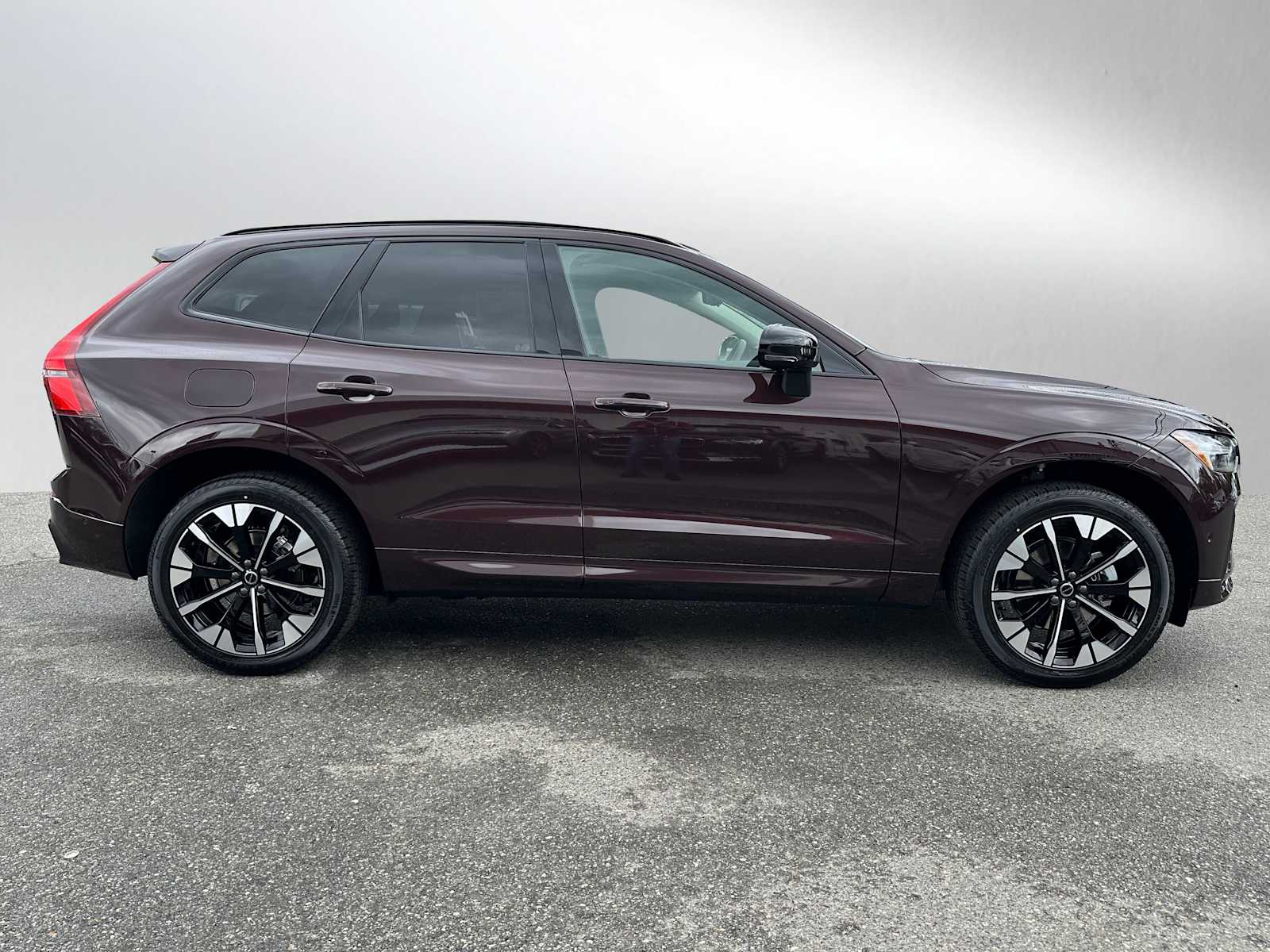 2026 Volvo XC60 B5 Plus photo 2