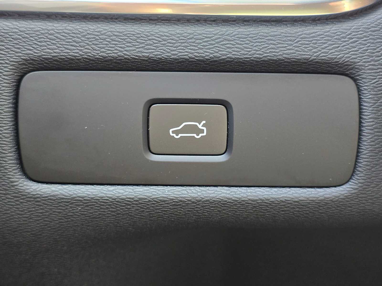 2026 Volvo XC60 Plus - Photo 33