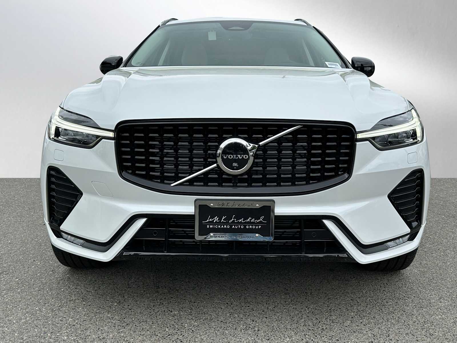 2025 Volvo XC60 B5 photo 2
