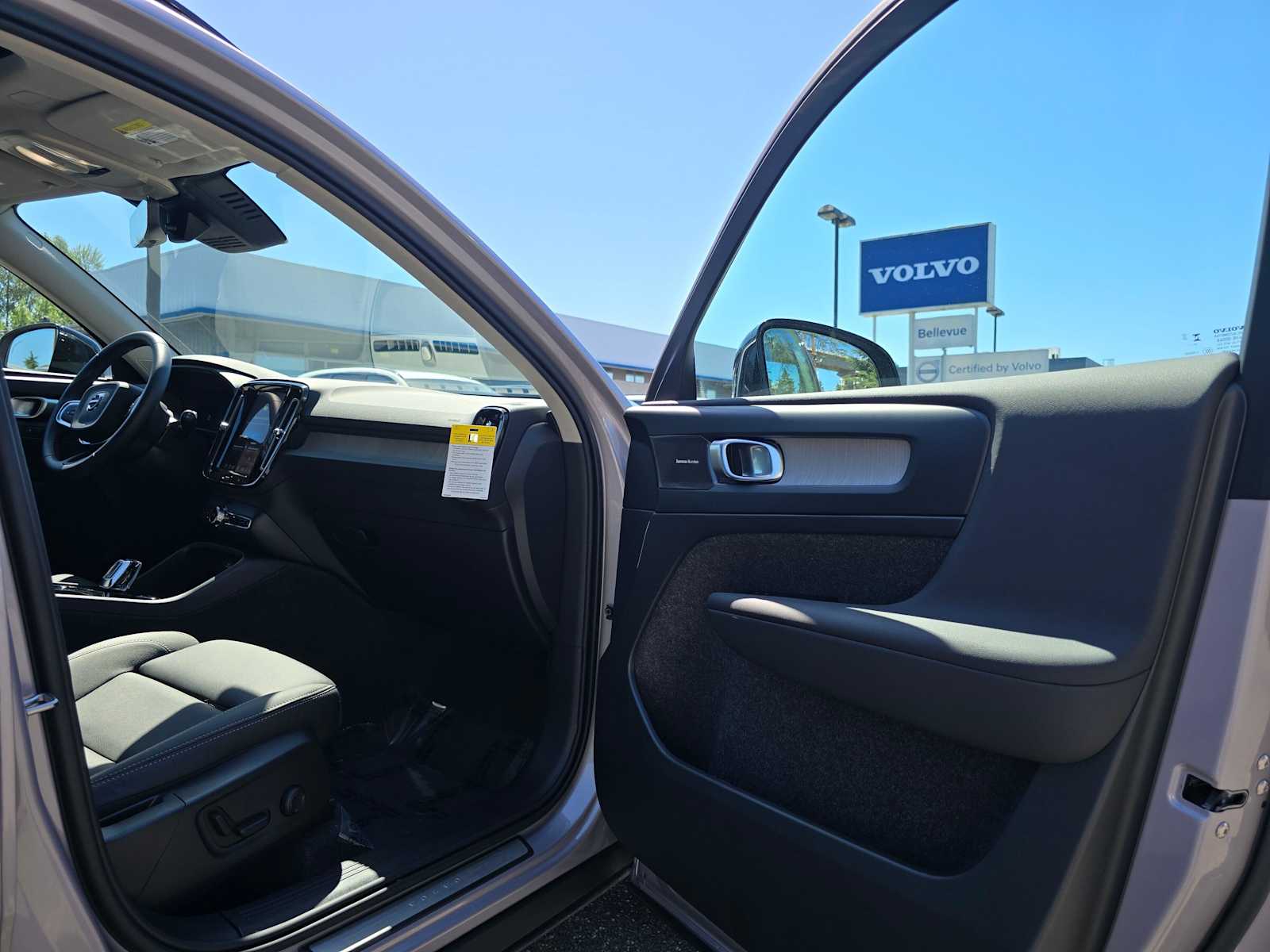 2026 Volvo XC40 Plus - Photo 11