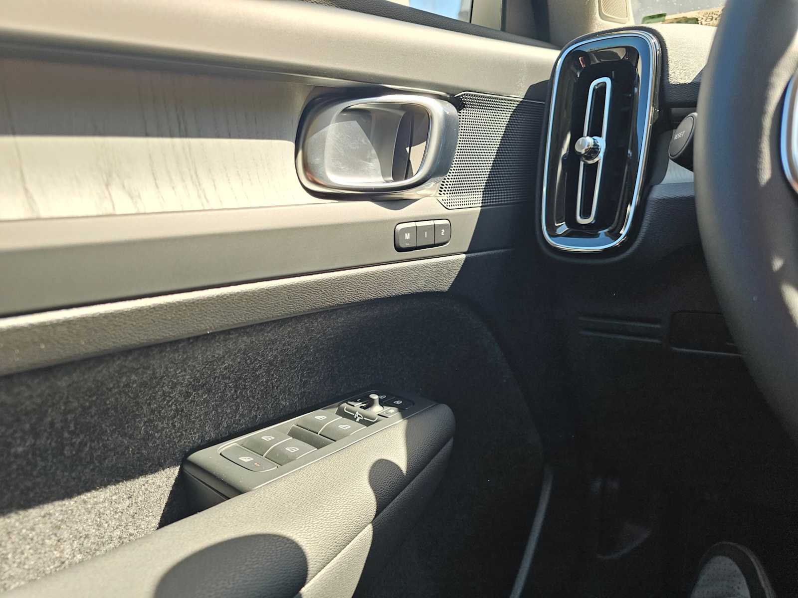 2025 Volvo XC40 Core - Photo 30