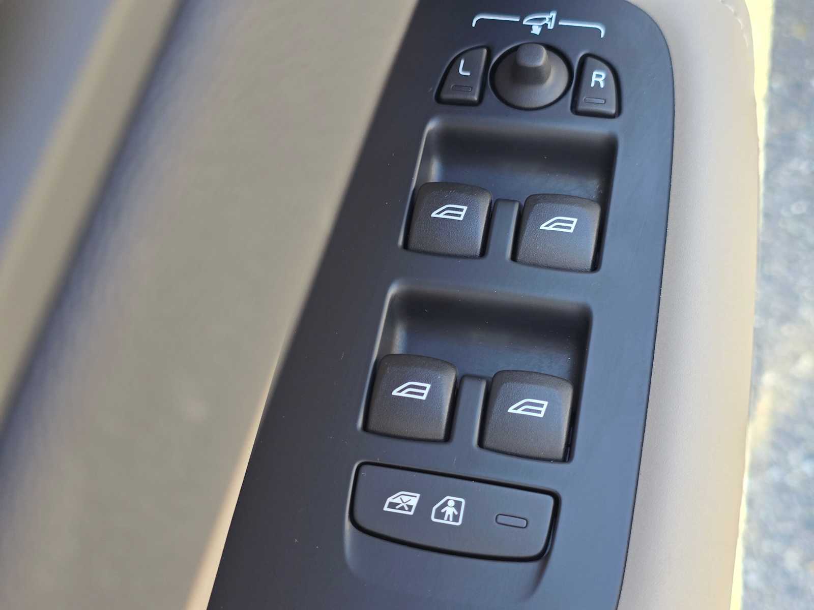 2026 Volvo XC60 Plus - Photo 19
