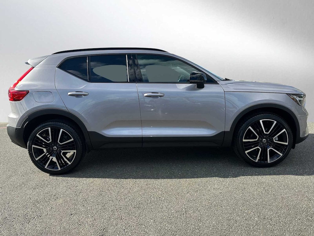 New 2026 Volvo XC40 B5 Ultra SUV