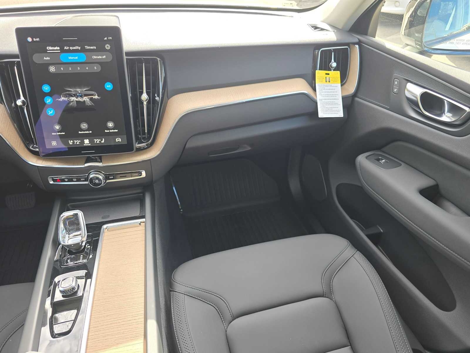 2026 Volvo XC60 Plus - Photo 18