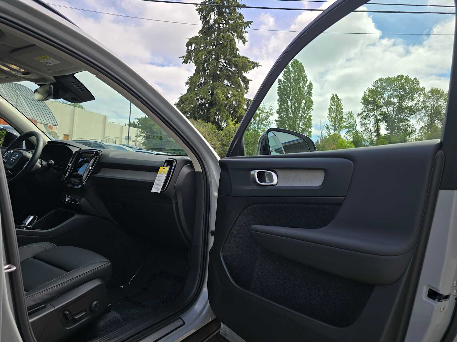 2026 Volvo XC40 Plus - Photo 11