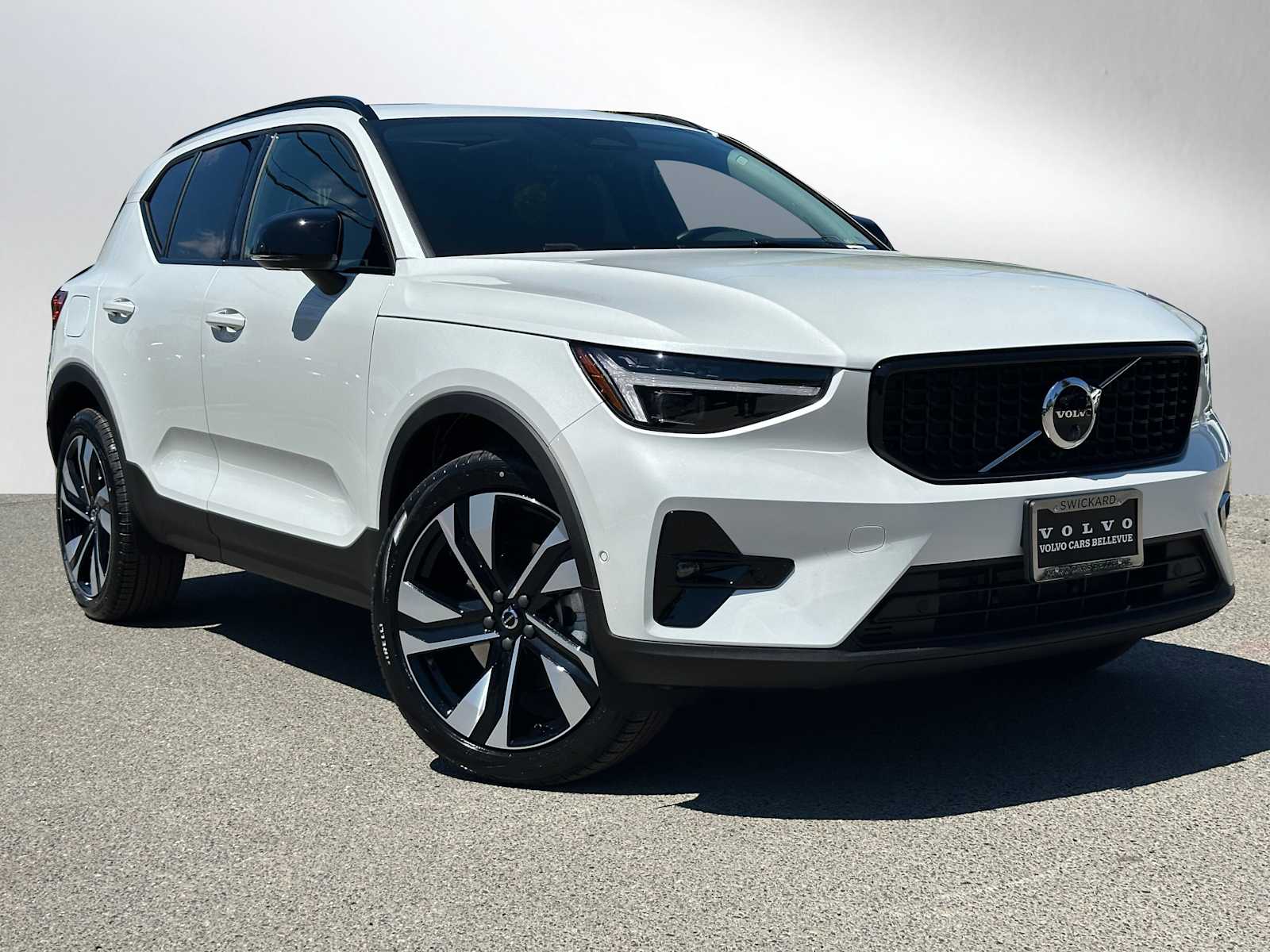 2026 Volvo XC40 B5 Plus Dark AWD's photo