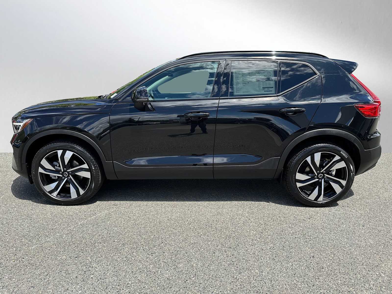 2024 Volvo XC40 Plus photo 2