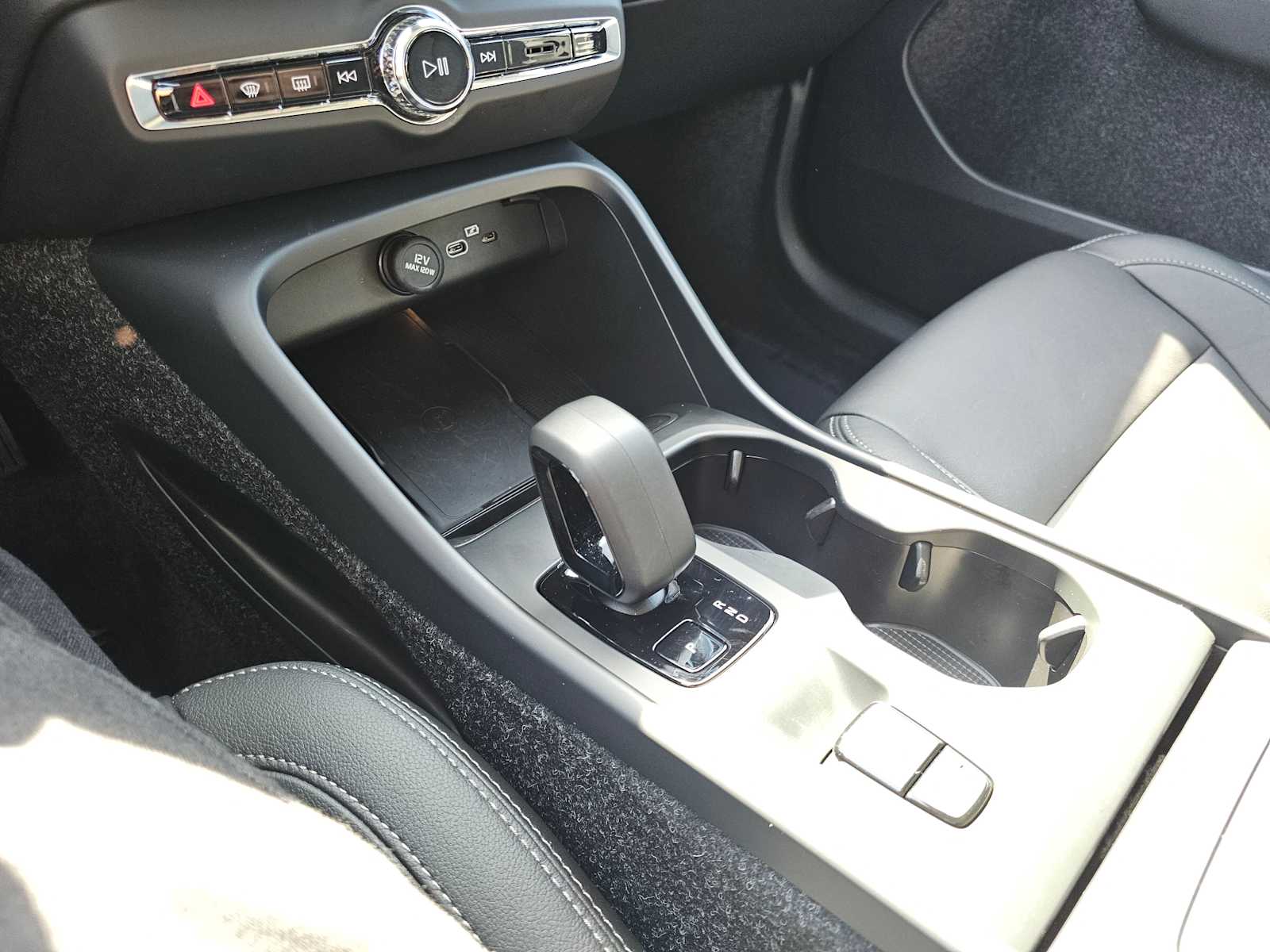 2025 Volvo XC40 Core - Photo 28