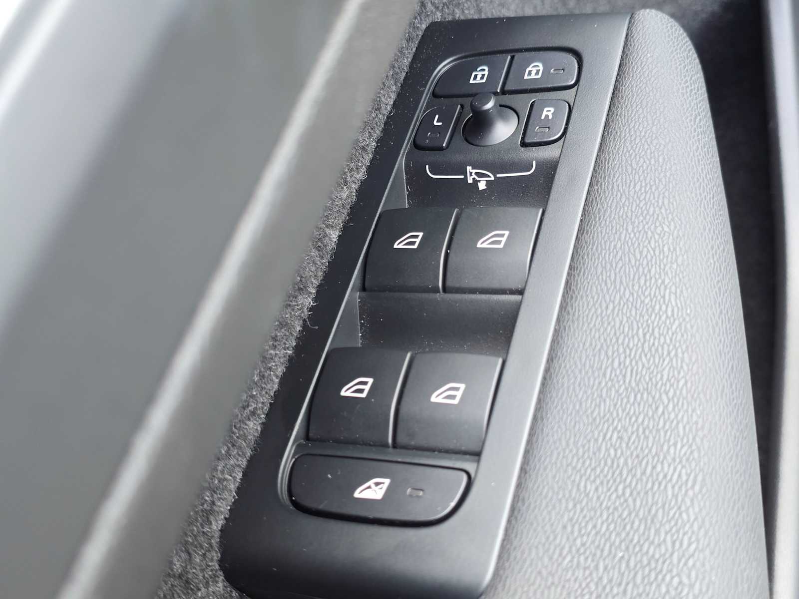 2026 Volvo XC40 Plus - Photo 21