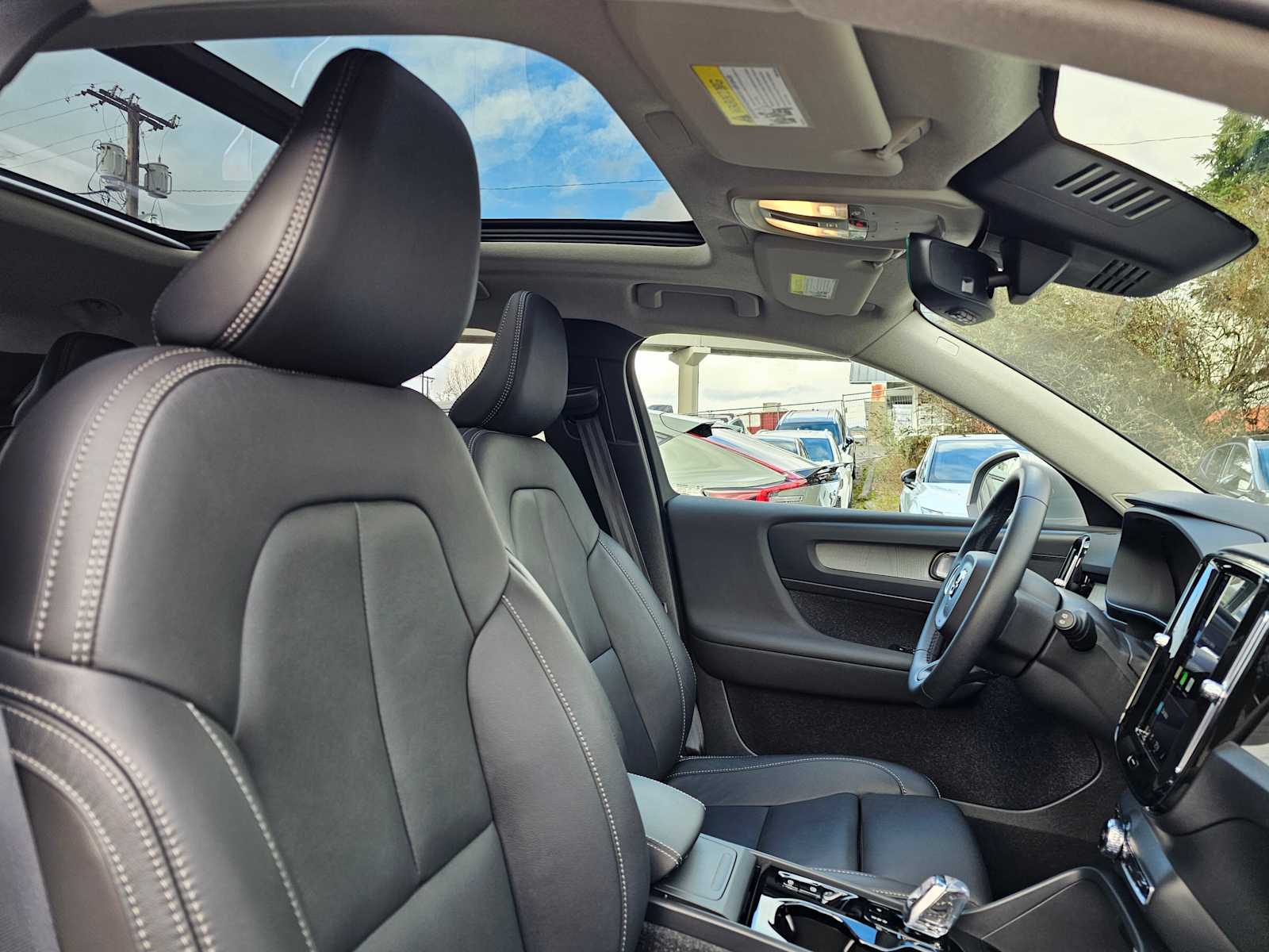 2025 Volvo XC40 Plus - Photo 13